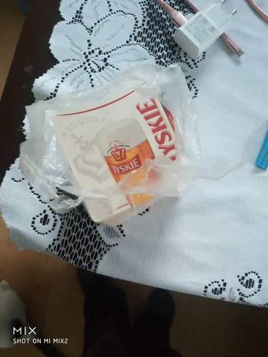 Papierowe podstawki pod kubek ok. 60sztuk.