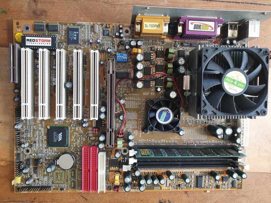 Soltek  SL-75DRV2, Athlon 1700, 256mb ram