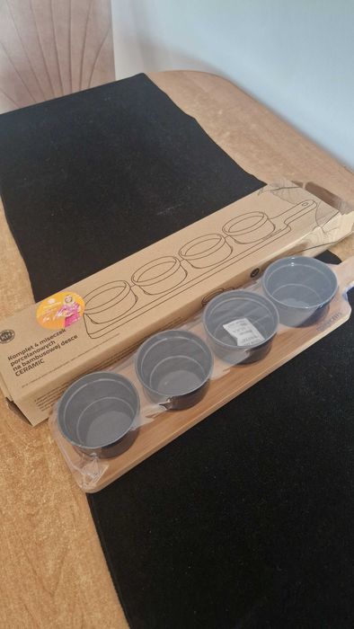 Komplet 4 miseczek porcelanowych na bambusowej desce CERAMIC