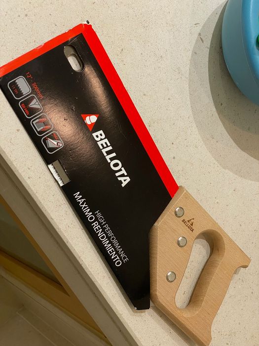 Serrote de costas com cabo de madeira certificada - marca Bellota