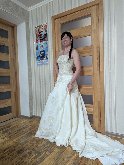 Продам весільну сукню випускний