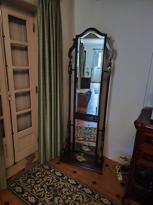 Móvel para televisão e espelho