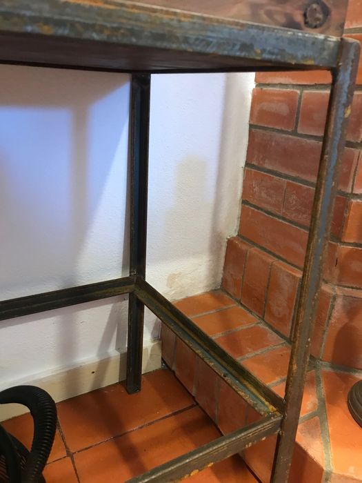 Móvel madeira com pernas ferro