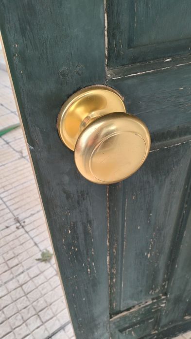 Fechadura de ferro para porta de entrada em madeira