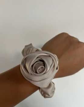 Szampańska beżowa satynowa gumka frotka do włosów z różą