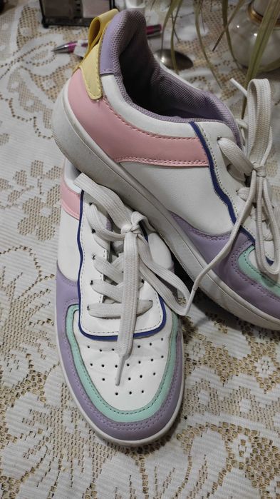 Кроссовки белые р 37