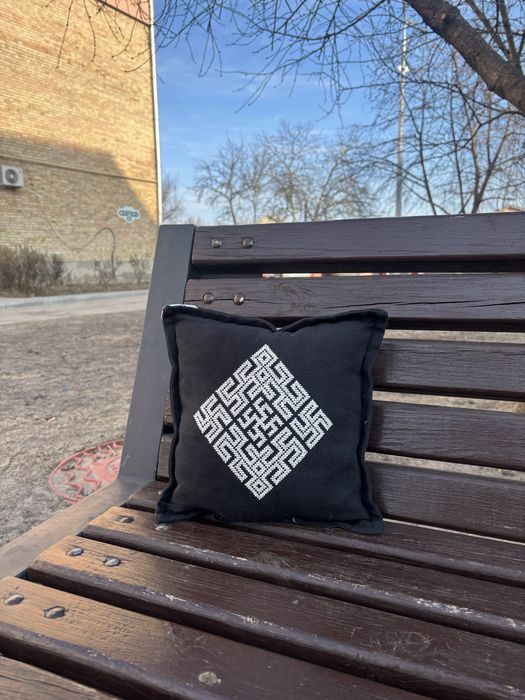 Подушка з вишивкою