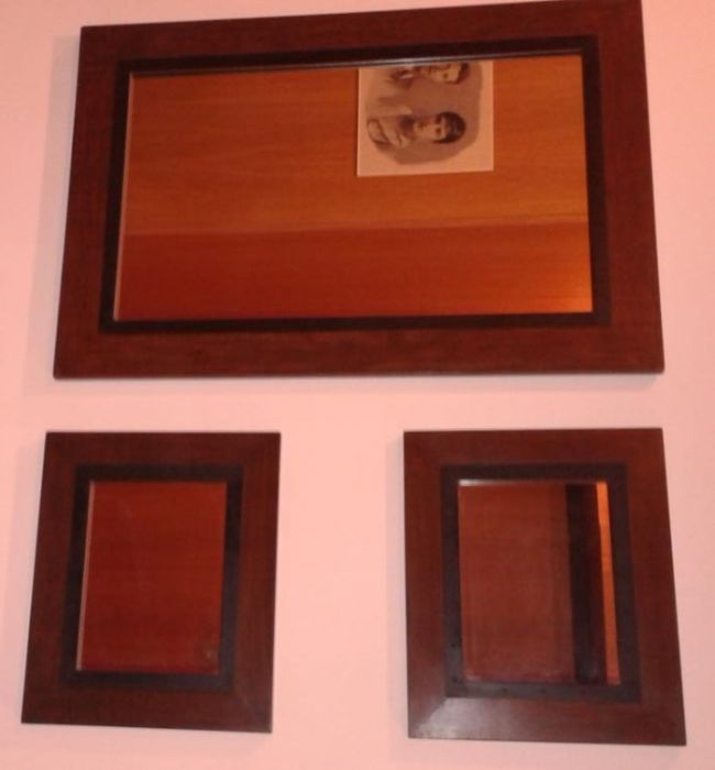 Conjunto de três espelhos de parede, com moldura em madeira maciça