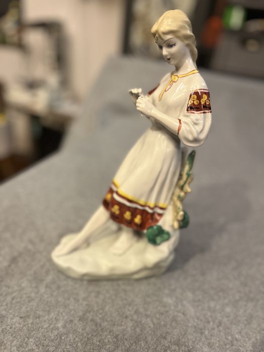 Figurka Dziewczyna z kwiatem w dłoni