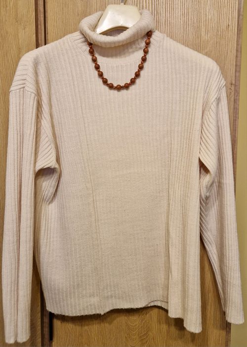 Kremowy golf damski z dodatkami