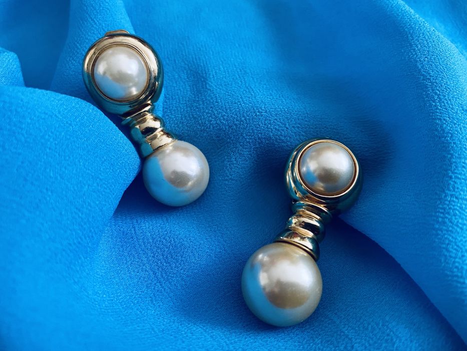 unikatowe pozłacane klipsy Joan Rivers old money grzechotki perły