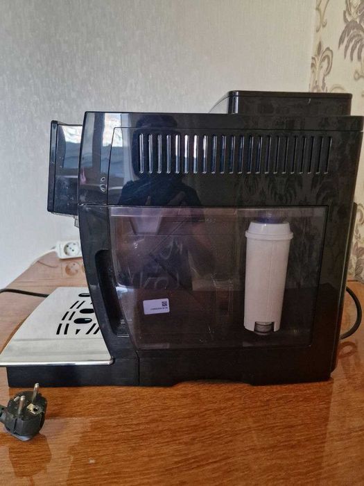 Кавомашина автоматична Delonghi ECAM 23.260.B в чудовому стані