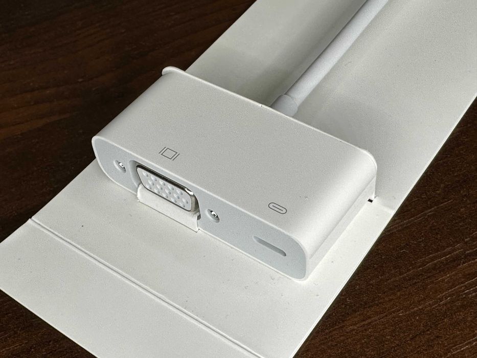 Адаптер  Lightning to VGA (MD825ZM/A). Apple