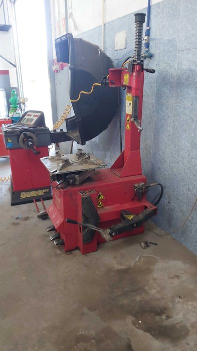 Maquina de montar e calibrar pneus