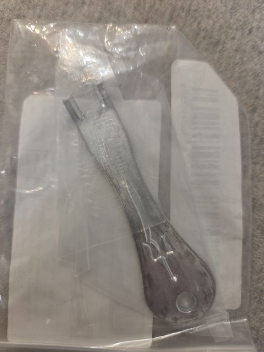 Przyrzad klucz do wyjmowania kolkow gitary strun