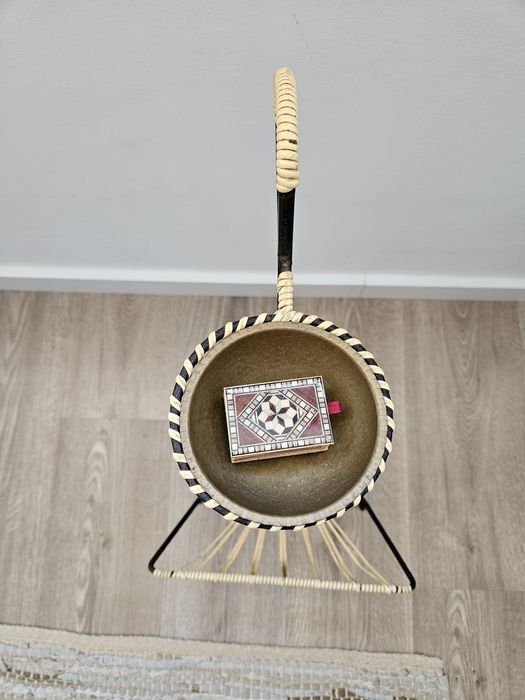 Anos 50 - Cinzeiro pé alto c/porta revistas