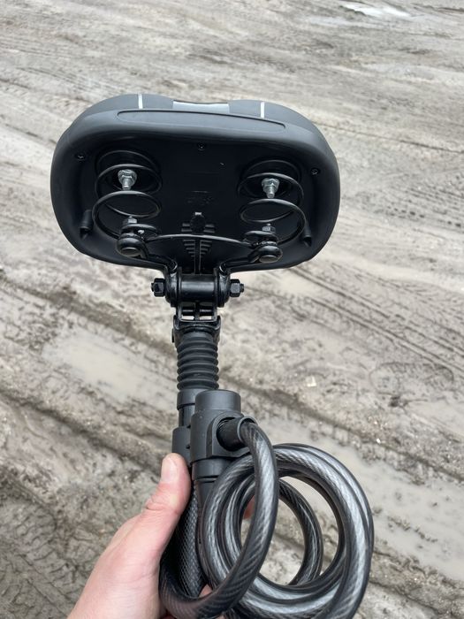 Продам універсальне сидіння на електросамокат з металевим багажником