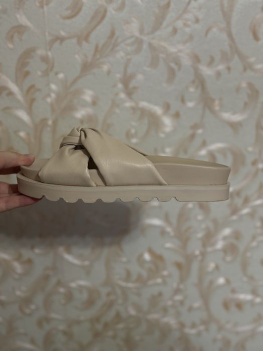 Босоніжки , шлепки