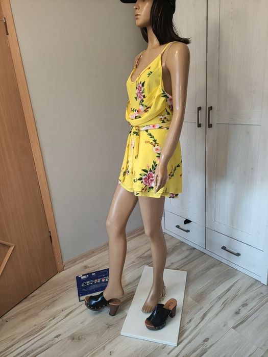 Kombinezon żółty w  kwiaty