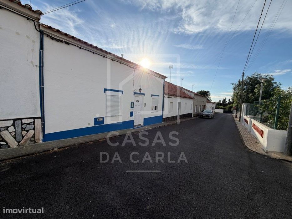 Moradia T2 com garagem e piscina completamente renovada em Canhestros