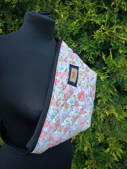 Pikowana nerka handmade – kwiatowy przód + czarny tył