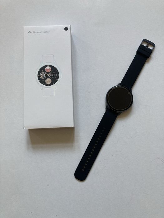 Czarny smartwatch sportowy fitness tracker