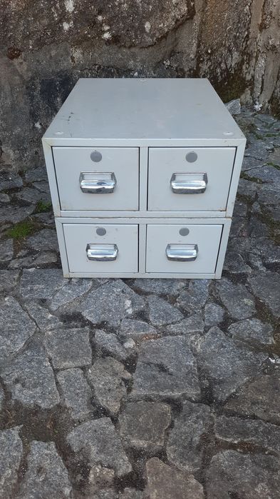 Arquivo de gavetas, em ferro e em plástico pode vir ver.
