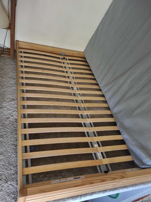 Cama e colchão casal.
