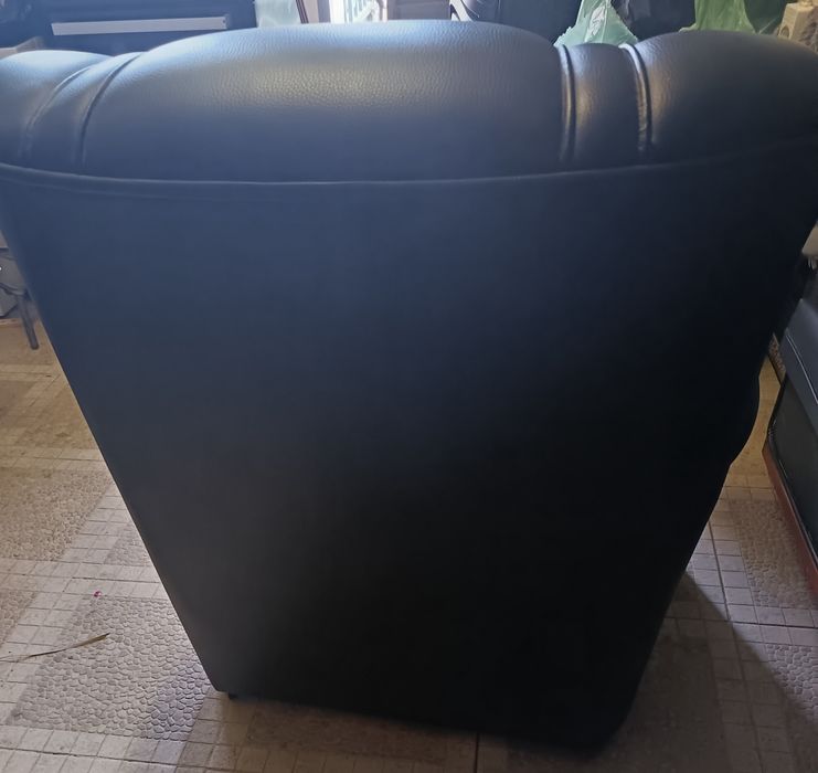 Vende-se conjunto de 3 sofás de Couro em preto
