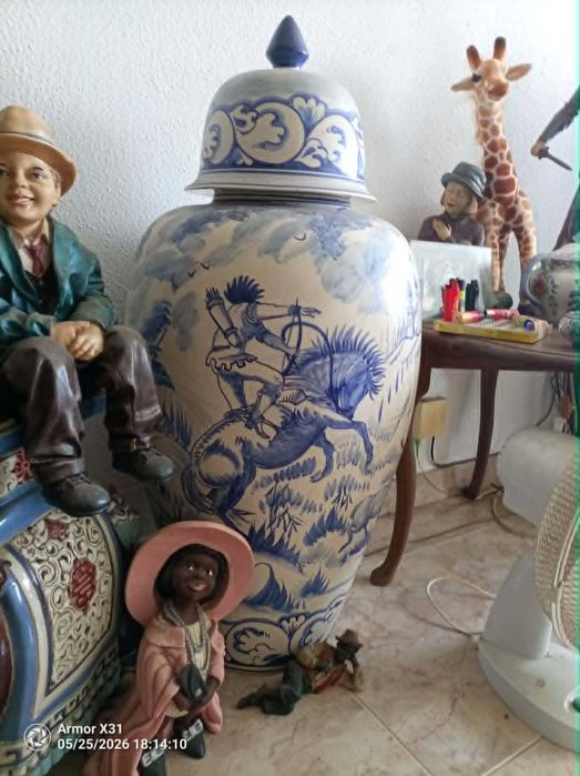 jarrao grande azul e branco