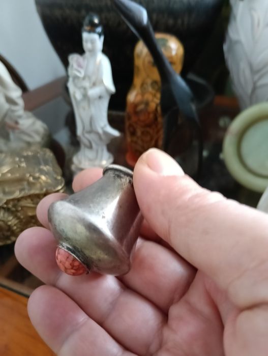 Belo puxador em casquinha, pouco comum