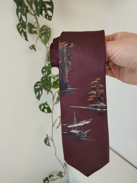 Krawat jedwabny 100% silk bordowy, burgundowy, w statki, łódki, 8,5 cm