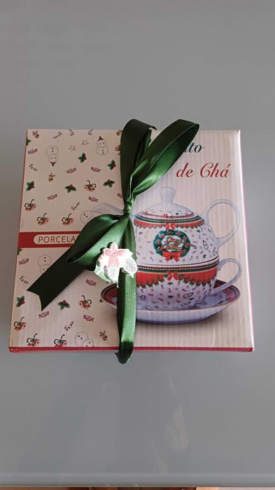 Bule e chávena de chá em porcelana