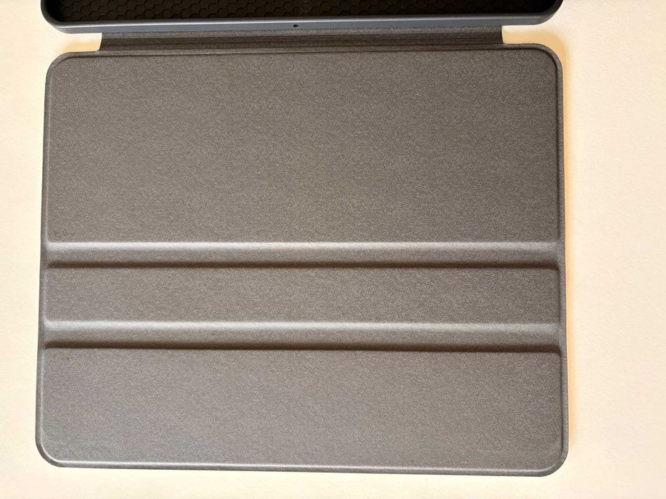 Capa iPad Air 13 polegadas - marca Burga - PRATICAMENTE NOVA