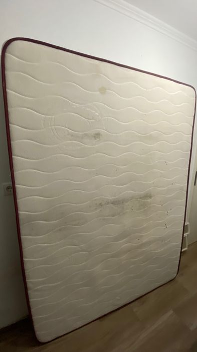Colchão de Casal (algumas manchas de sujidade)