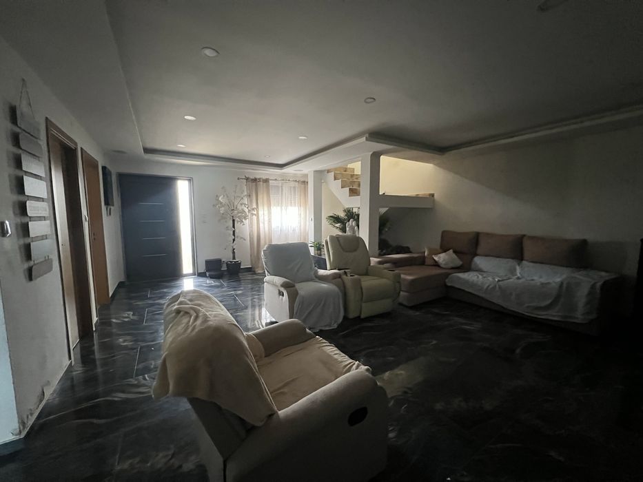 Casa res de chao e 1 andar com garagem e telheiro