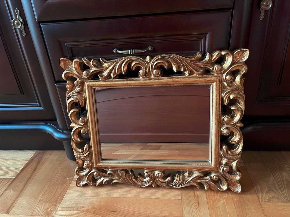Lustro w ozdobnej ramie koloru złotego wymiary ramy: 50 cm x 40 cm