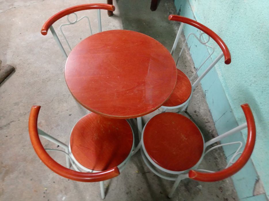 Mesas redondas e cadeiras