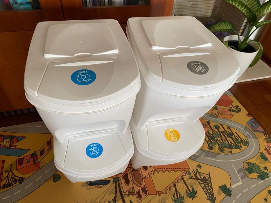 4 recipientes para reciclagem