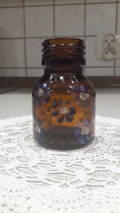 Buteleczka z ciemnego szkła ręcznie malowana w kolorowe kwiatki