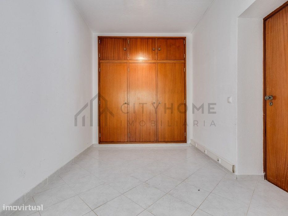 Moradia T3 com Duas Entradas Independentes, Garagem e Vista para a Ria