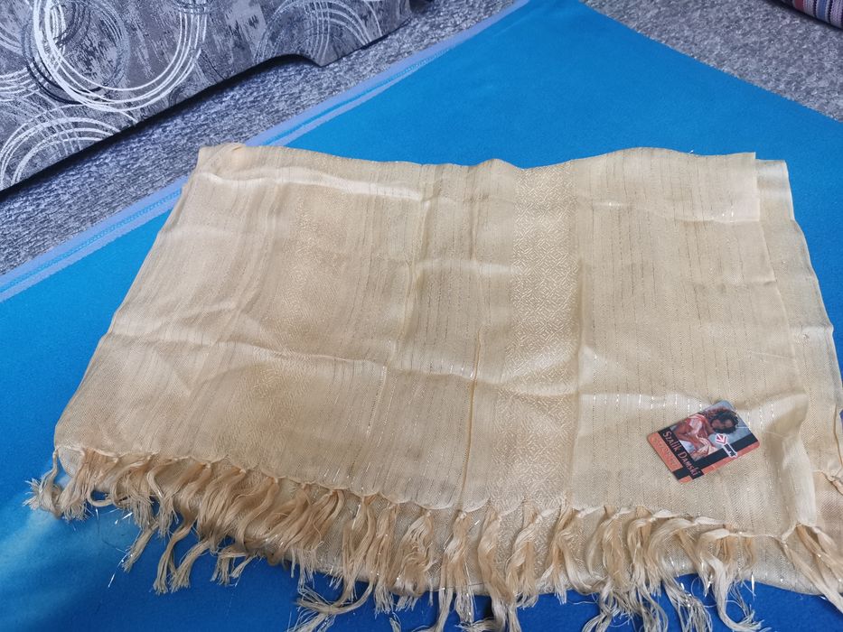 Szal ze srebrną nitką