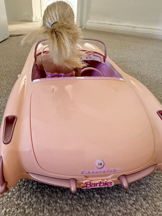 Вінтажна Barbie  в кабріолеті