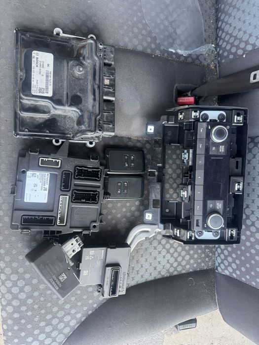 Zestaw startowy komputer bcm modul komfortu karta Renault Trafic IV 23