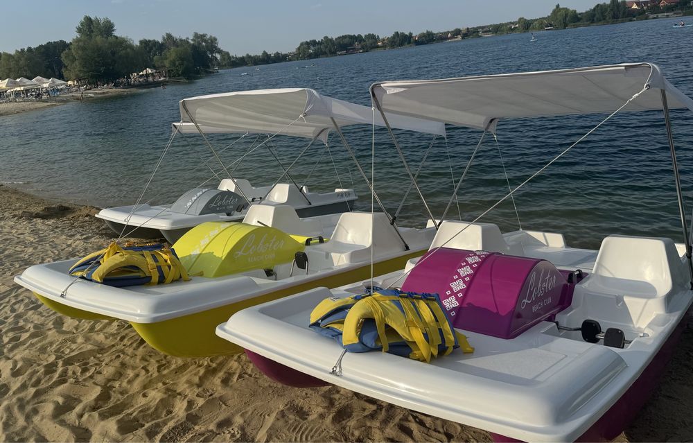 Катамарани з тентом