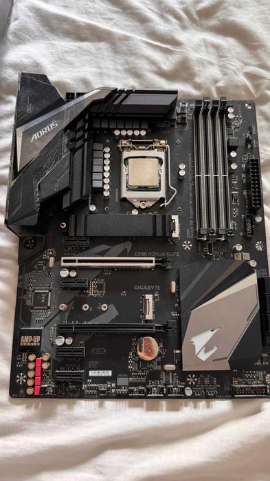i7 9700K + Gigabyte Z390 AORUS Elite + Corsair A500