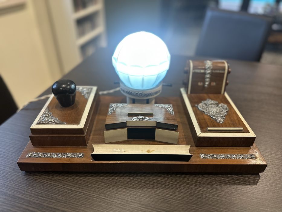 Escritorio antigo em madeira com simbolo monarquia portuguesa em prata