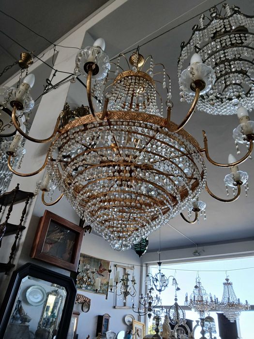 Varias dezenas de candeeiros em cristal e outros.