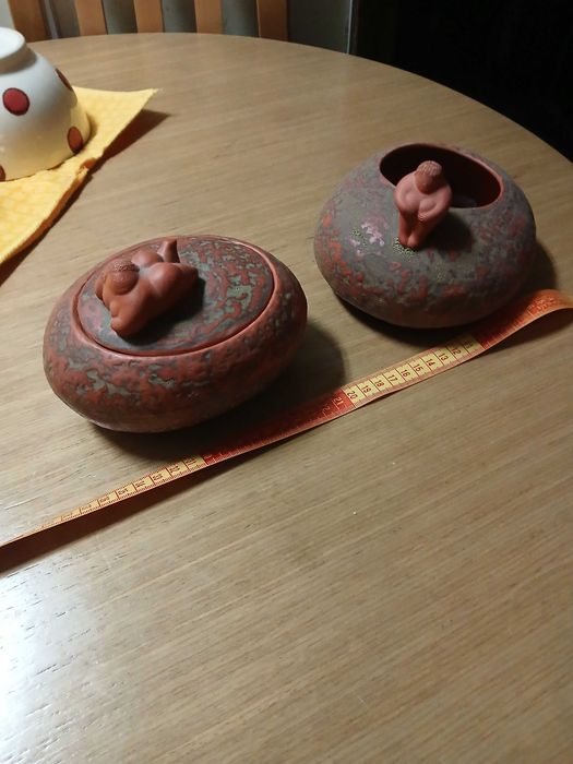 2 peças decorativas, uma tem tampa (talvez seja barro)
