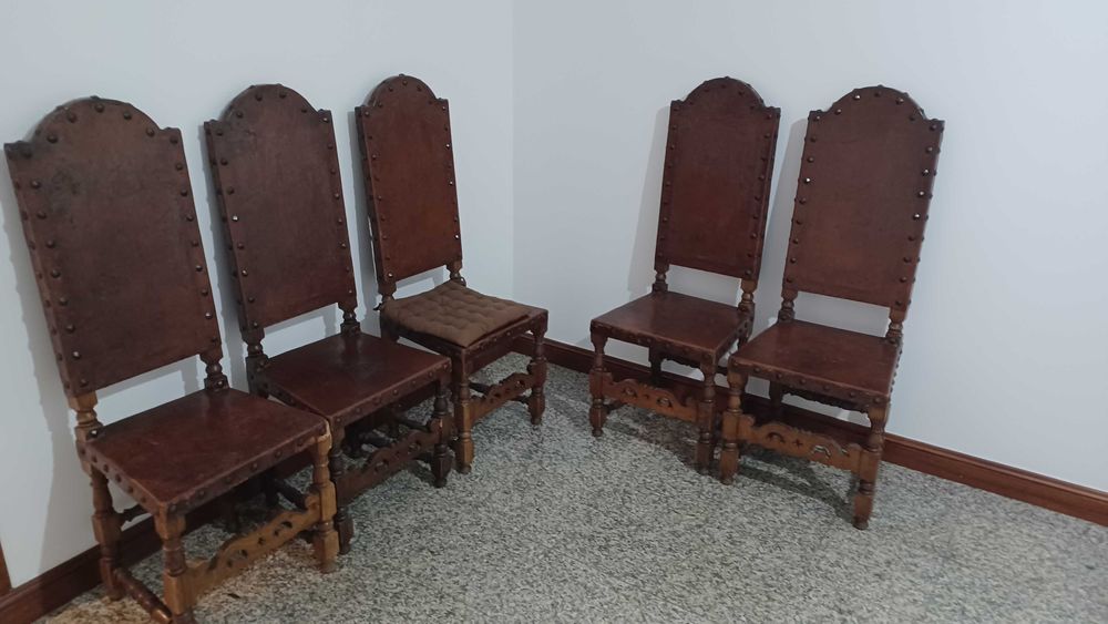Cadeiras em madeira e couro.